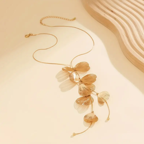 Elegantne kaelakee õrnade õielehtedega