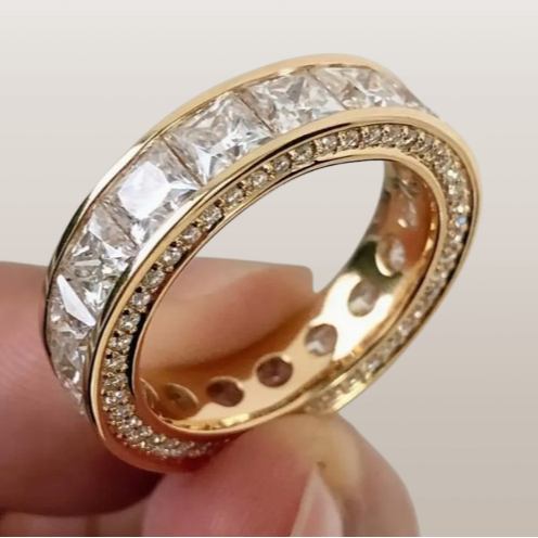 Luksuslik sõrmus tsirkoonidega