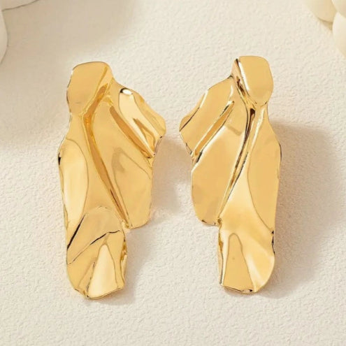 Suured kuldsed lainekujulised kõrvarõngad