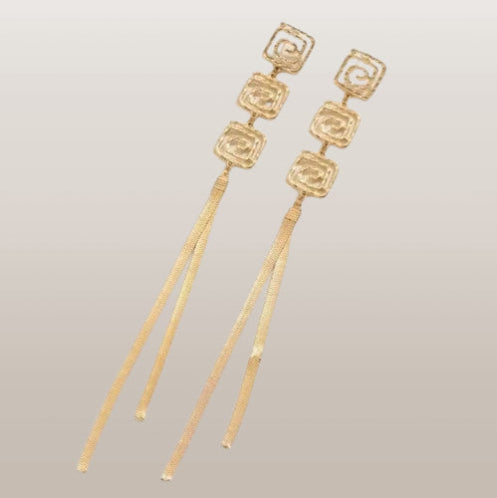 Suured_rippuvad_geomeetrilise_kujundiga_pikad_korvarongad