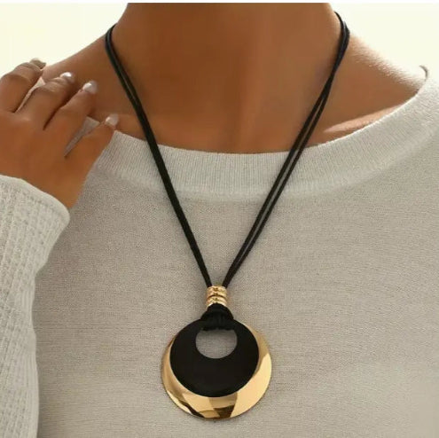 ILUMINALLA suure ripatsiga kaelakee